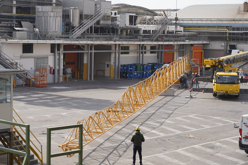 Grove GMK7450 all-terrain crane assembles Potain tower crane for roof replacement at Italian tomato processing plant